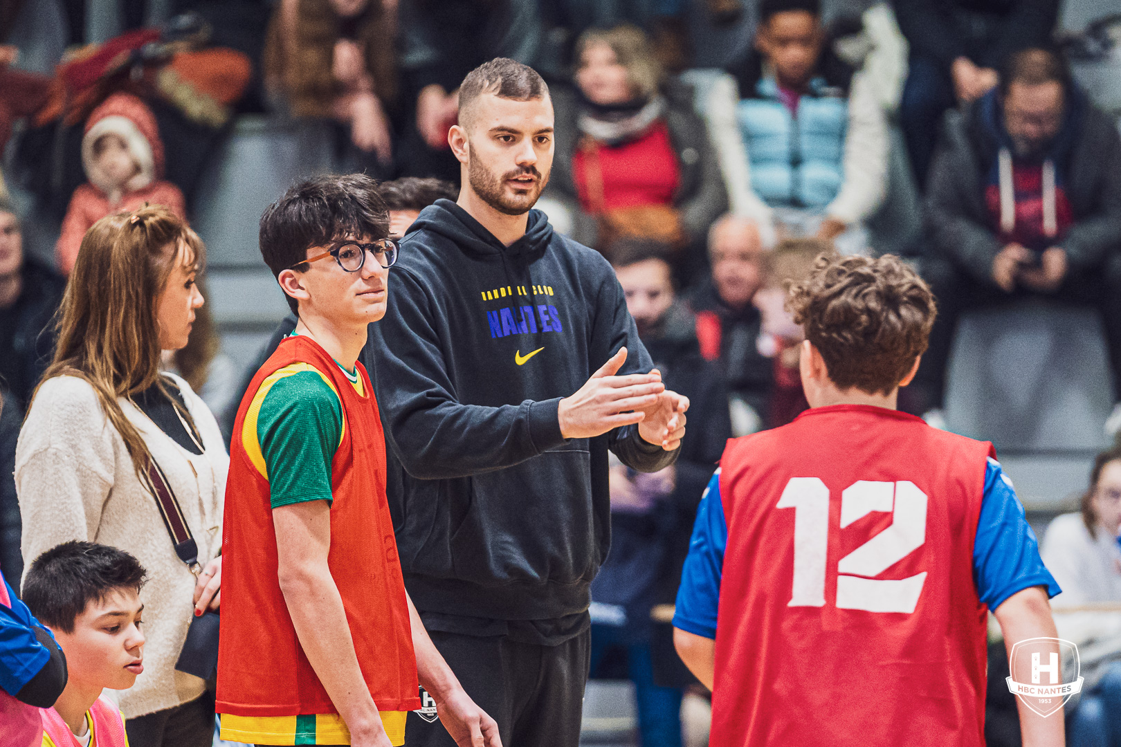 Le "H" aux côtés des jeunes handballeurs et handballeuses de Vallet