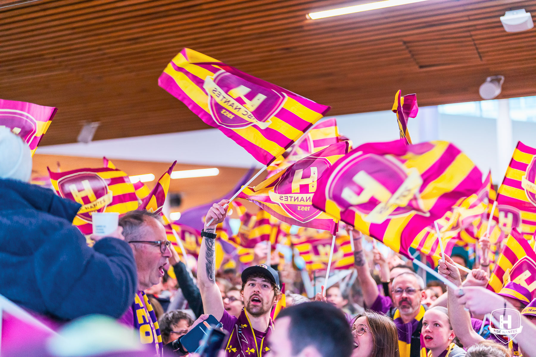 Final 4 : Distribution de drapeaux et tap tap