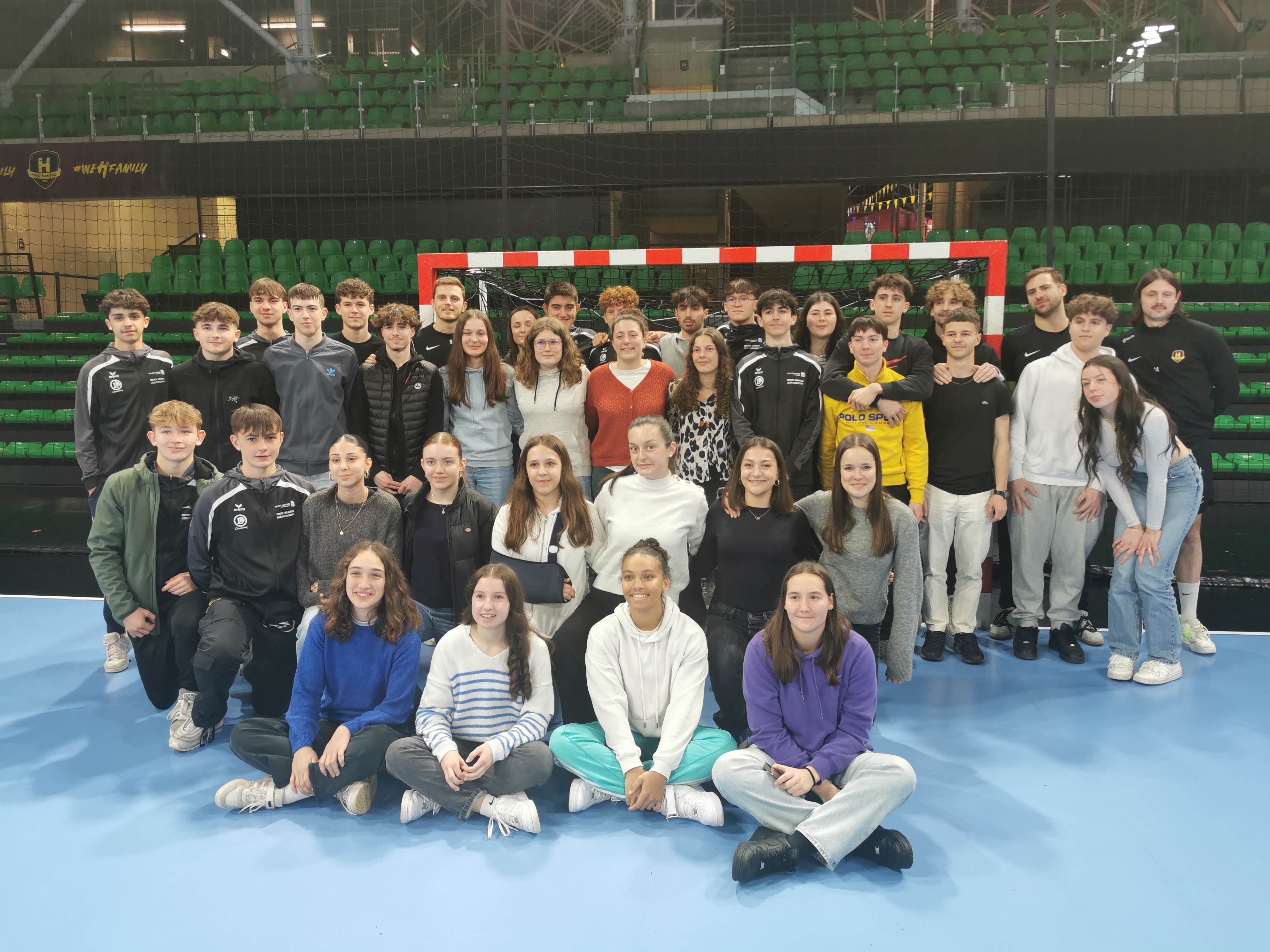 La section handball du lycée Clemenceau de Chantonnay à la H Arena