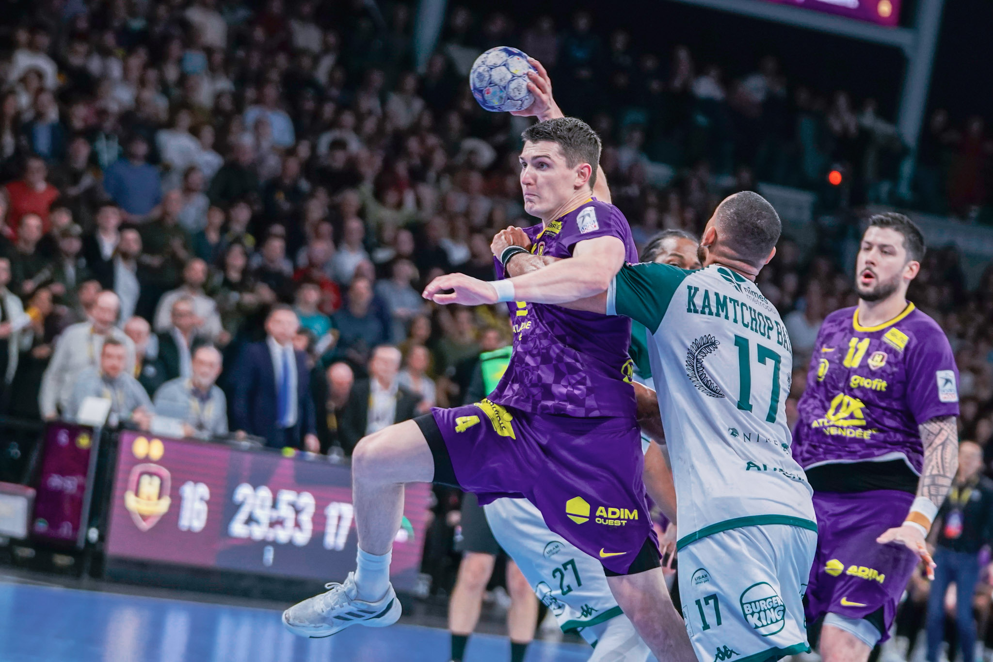 Victoire au forceps face à Nîmes (36-34)