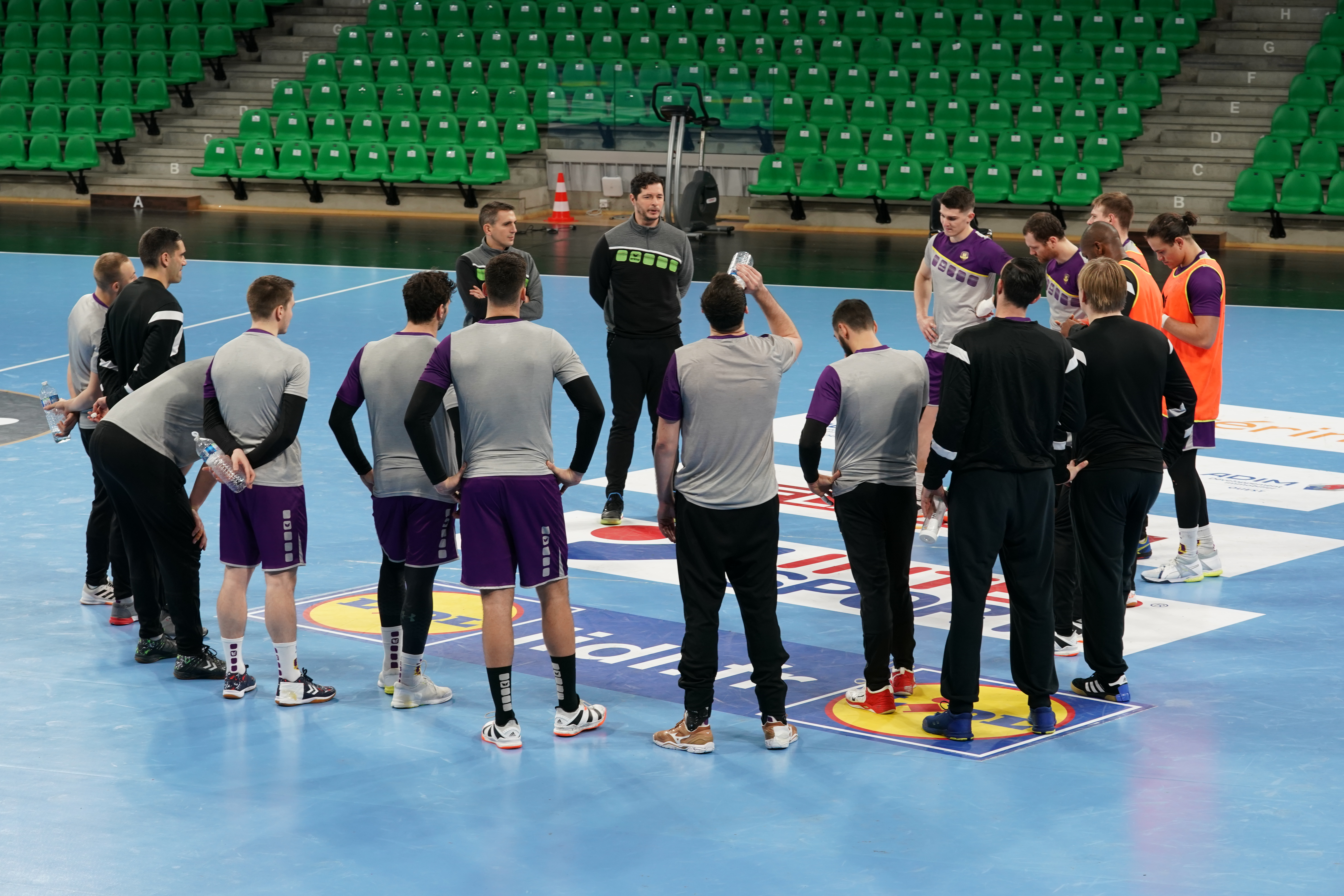 Le groupe face à Tremblay